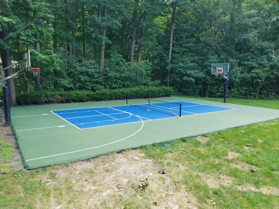 Nâng cấp sân bóng rổ - pickleball với 4 lớp sơn có 10% Hạt cao su USA DECOTURF trên nền nhựa